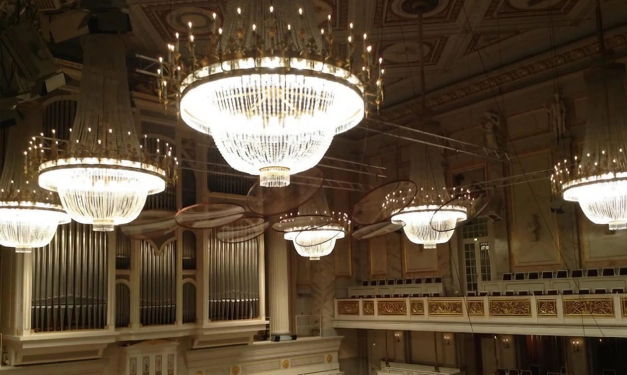 Die Kronleuchter im Saal sind erleuchtet und schaffen eine festliche Atmosphäre